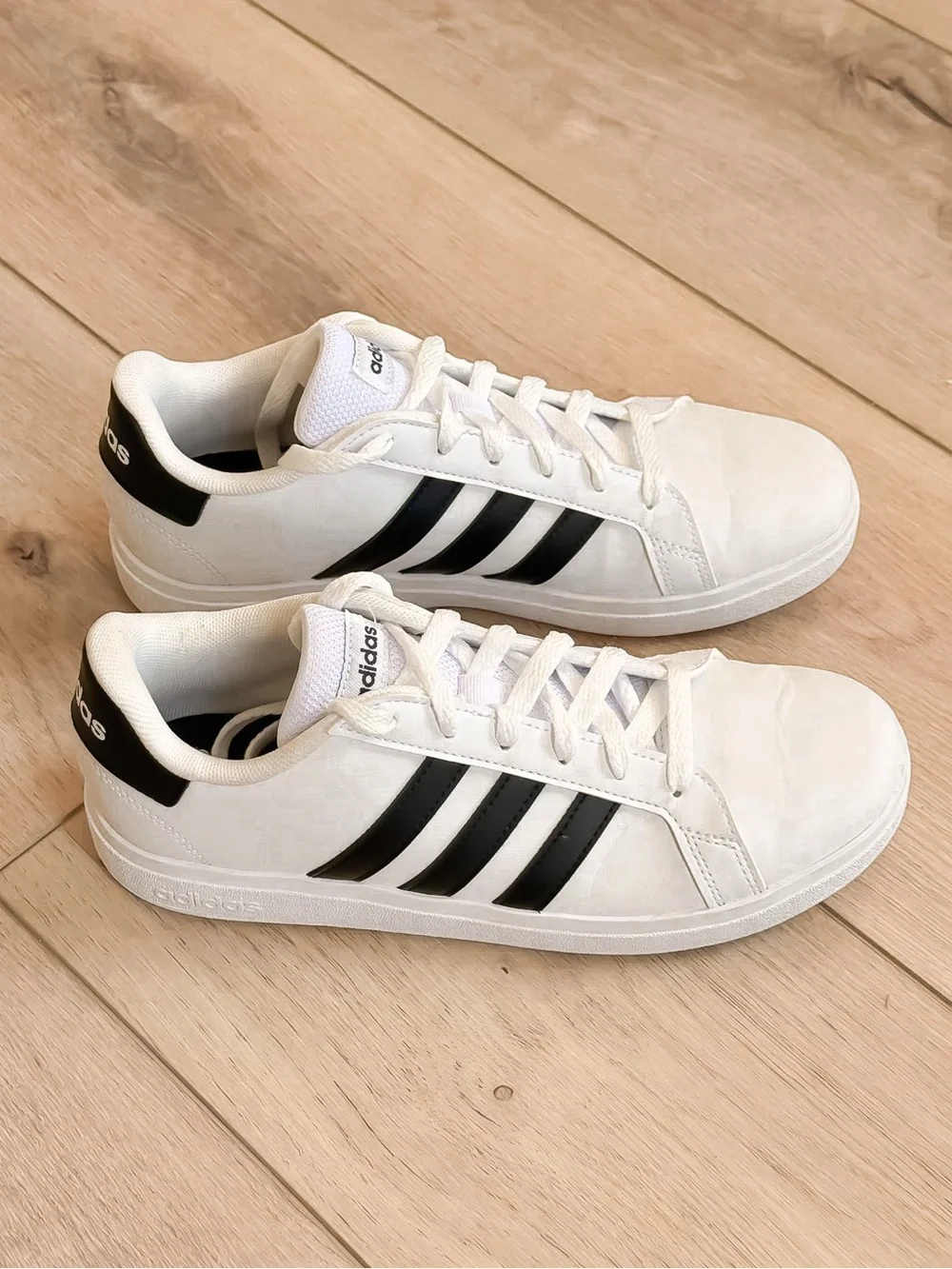 ADIDAS KIDS GRAND COURT 2.0 BLACK AND WHITE SNEAKERS SIZE 5